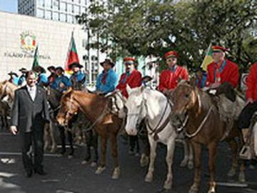 Alceu Moreira recepciona integrantes da 12ª Cavalgada da Rota do Seival