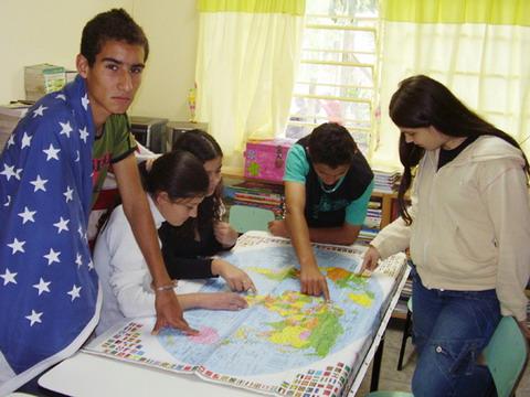 Estudantes simulam intercâmbio em sala de aula de Santo Antônio da Patrulha