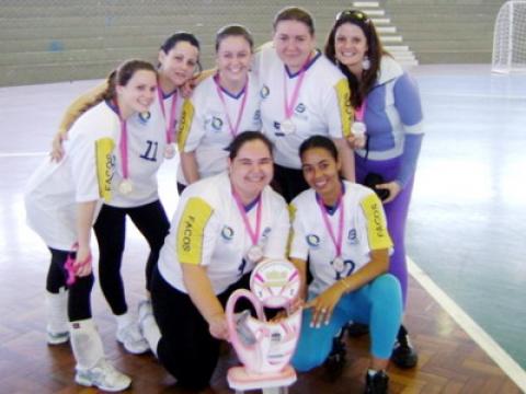 Equipe feminina de vôlei da CNEC/Osório conquista campeonato em Tramandaí