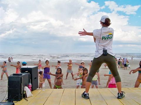 Ginástica na praia é atração em B. Pinhal