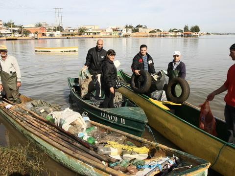 Mutirão de limpeza retira 4 toneladas de lixo no Rio Tramandaí