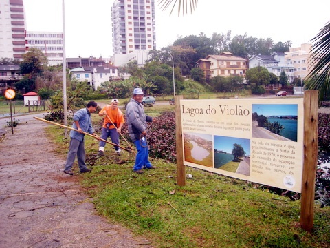 Torres remove o excesso de aguapés da Lagoa do Violão