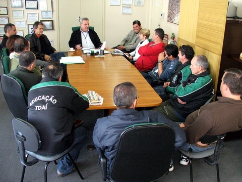 Motoristas de ônibus escolares estiveram reunidos com o prefeito de Tramandaí