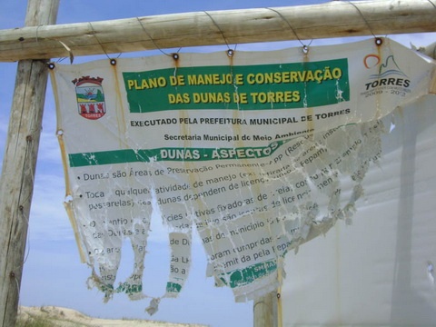 Placas informativas são destruídas em Torres