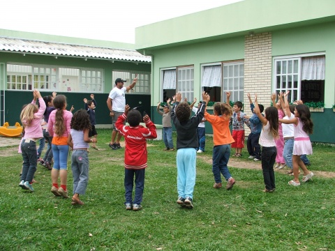 Alunos da pré-escola tem aulas de exercícios físicos em Tramandaí
