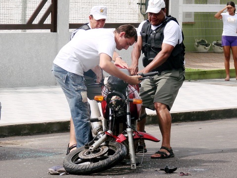 Colisão entre moto e carro deixa dois feridos em Osório