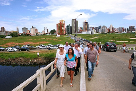 Governadora vistoria melhorias na ponte do rio Mampituba em Torres