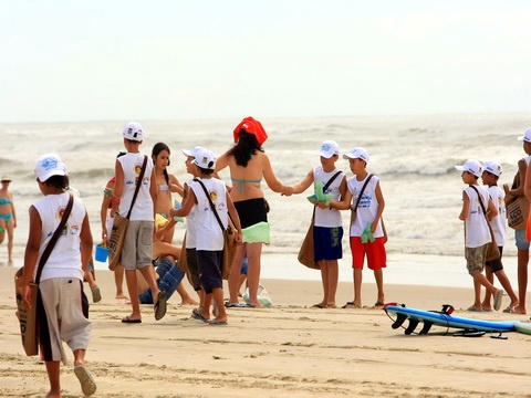 Projeto Maresia conscientiza banhistas a manterem a praia limpa em Imbé