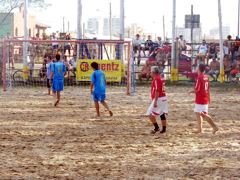 Gre-Nal Kilogol arrecada 400 quilos de alimentos em Imbé