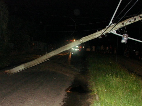 Condutor perde controle de veículo e derruba poste em Osório