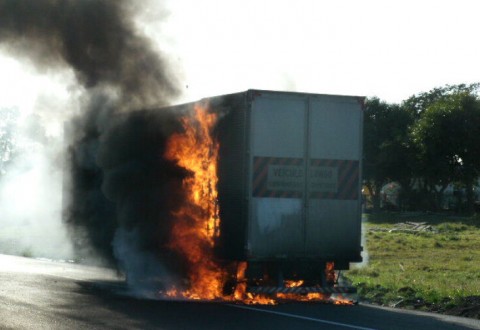 Carreta pega fogo e interrompe BR-101 em Torres