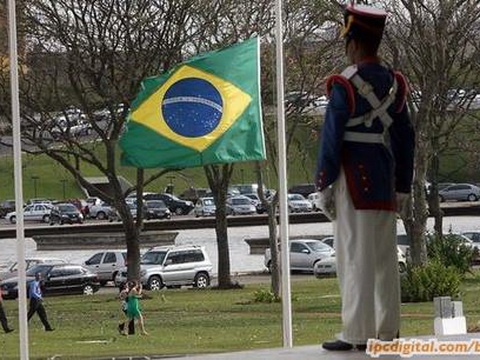 Projeto determina afixação da bandeira na fachada de prédios públicos