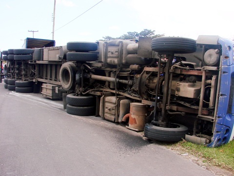 Condutor perde controle e tomba carreta em Osório