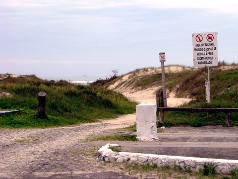 Prefeitura repõe placa que informa proibição de acesso de carros na Praia Grande em Torres