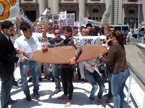 Surfistas e familiares realizam protesto por mortes em redes de pesca