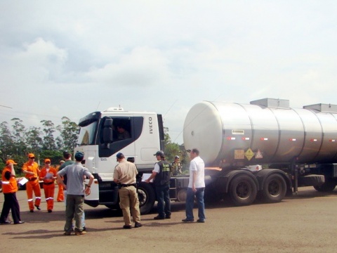 Barreira fiscaliza transporte de produtos perigosos em Torres