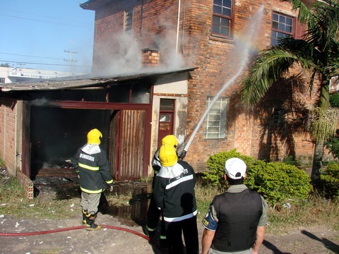 Residência incendeia no centro de Osório (vídeo e fotos)