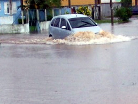 Chuva causa transtornos e alaga ruas no Litoral Norte