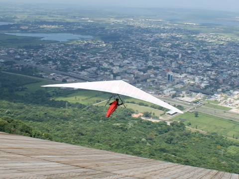 Campeonato de Asa Delta reúne competidores no Morro da Borússia em Osório