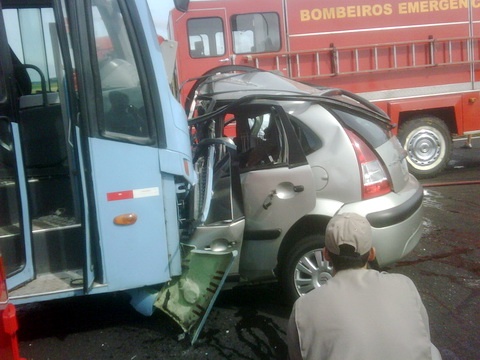 Atualizada: colisão deixa mulher morta e 15 feridos na Estrada do Mar