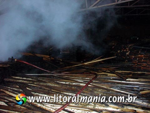 Galpão de madeireira pega fogo em Osório