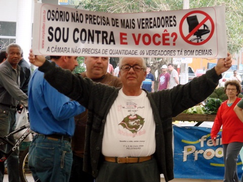 Manifestantes protestam contra possível aumento de vereadores em Osório