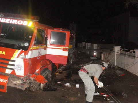 Caminhão dos bombeiros tomba e deixa Santo Antônio da Patrulha sem luz