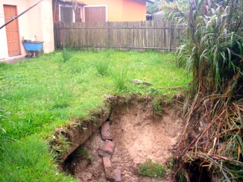 Deslizamento de terra volta a trazer medo aos moradores da Rua Brasília em Osório