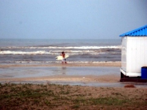 Em caso de temporais, BM orienta banhistas a saírem da praia