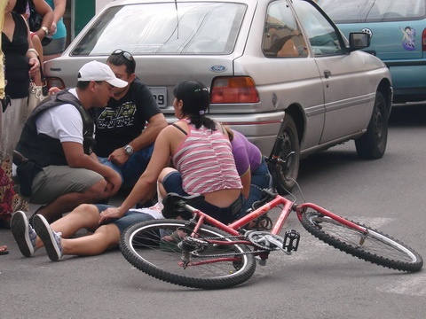Ciclista fica ferida em acidente no centro de Osório