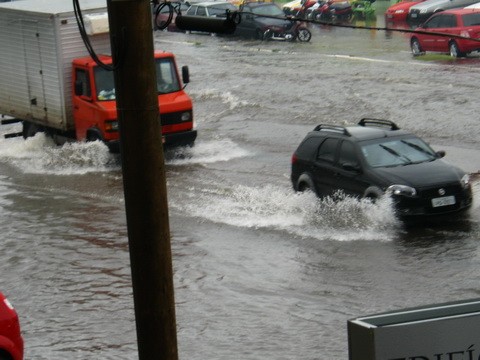 Chuva danifica prédio onde estão as rádios Itarama FM e Tramandaí AM