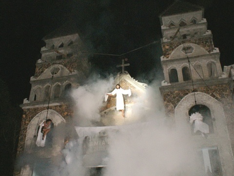 Encenação da Paixão de Cristo reúne milhares de fiéis na Borússia em Osório