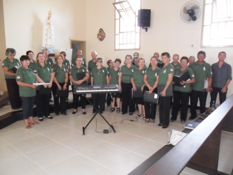 Coral de Xangri-Lá canta na missa do Bairro Guará