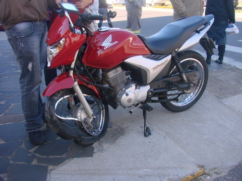 Motociclista fica ferida em acidente no centro de Osório