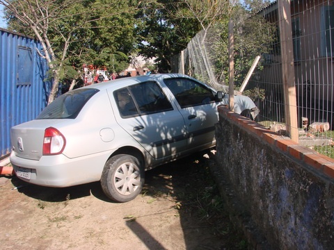 Veículo derruba muro e invade pátio de residência em Osório