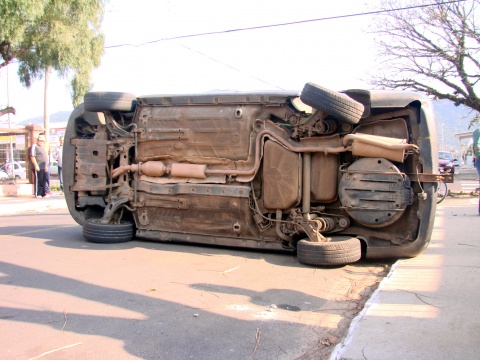 Veículo colide com viatura da BM e capota em Osório