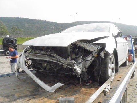 Motorista argentino perde controle do veículo e se acidenta na freeway