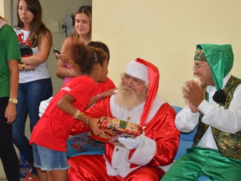 Crianças receberam presentes do Papai Noel em B. Pinhal