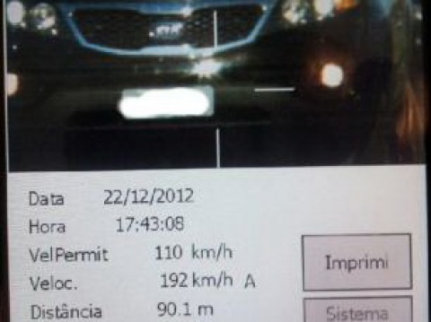 Motorista é flagrado a 192 km/h na freeway