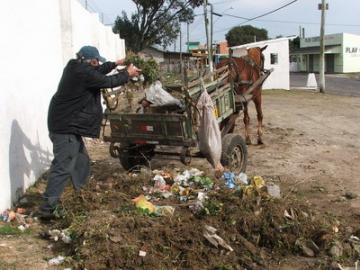 Carroceiros trabalham no recolhimento de entulhos em Tramandaí