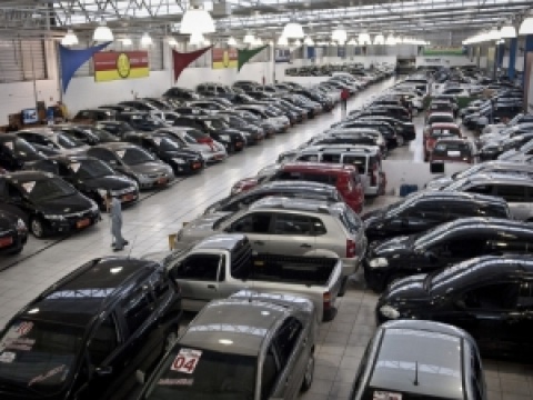 Vendas de carros e comerciais leves sobem 6,1% em 2012