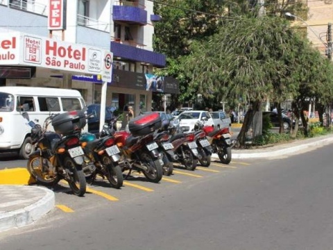 Novo estacionamento para motos já funciona em Torres