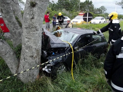 Colisão em árvore mata duas pessoas na ERS-030 em Osório