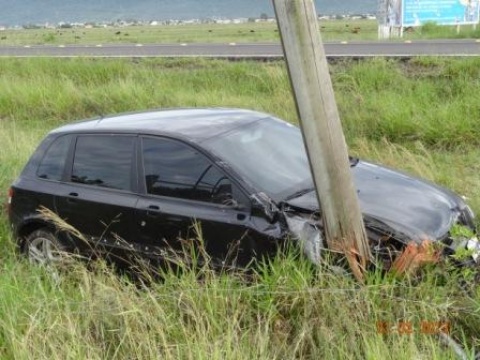 Motorista perde controle de veículo e colide em poste na Estrada do Mar