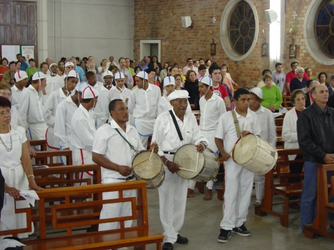 Grupo de Maçambiques representa Osório em Aparecida - São Paulo