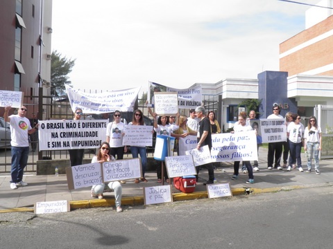 Familiares e amigos de Lucas Stinieski realizam manifestação em frente ao Fórum de Tramandaí