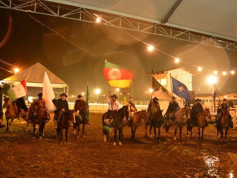 Nem a chuva atrapalhou a abertura oficial do 33º Rodeio de Osório