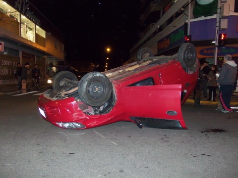 Veículo capota após colisão no centro de Osório