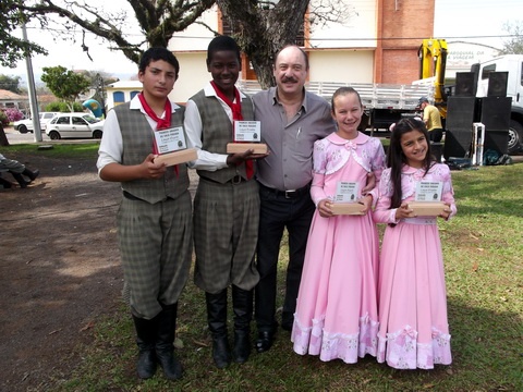 Sábado na Praça teve torneio de vaca parada em Santo Antônio