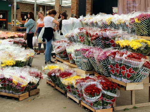 Feira das Flores segue até sábado no Largo dos Estudantes em Osório